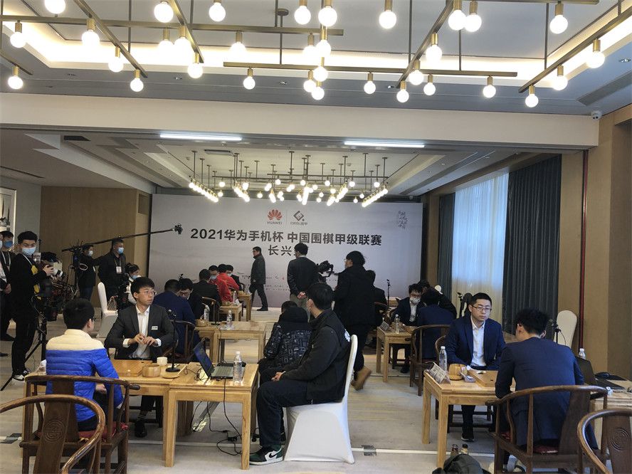 而对黄渤来说：;能与沈腾这样优秀的演员合作是一件值得庆幸的事儿，也希望后面还有机会再碰撞出更多的火花